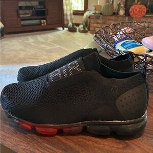 Women’s black no tie tennis never worn